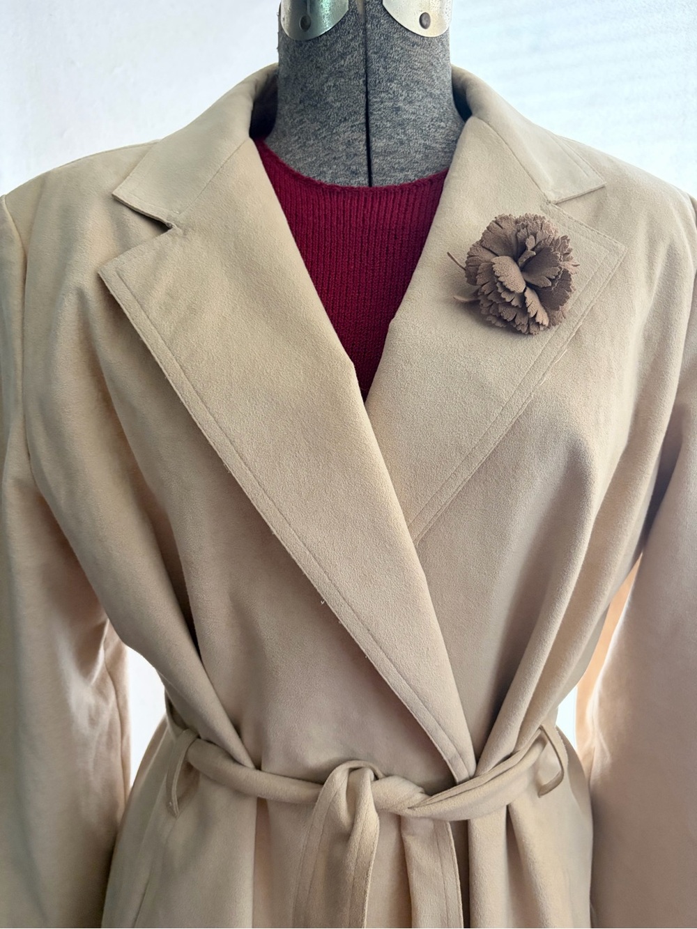 Vintage 1970s tan open-front faux suede belted trench coat w/faux suede brooch - Picture 5 of 10
